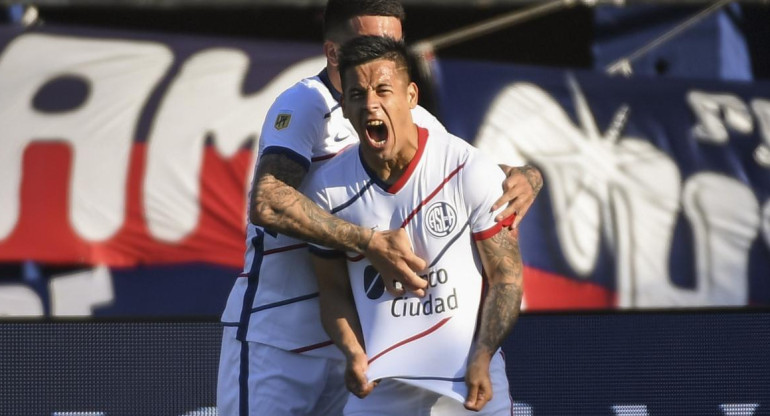 Nicolás Fernández festeja el primer gol de San Lorenzo ante Patronato, NA