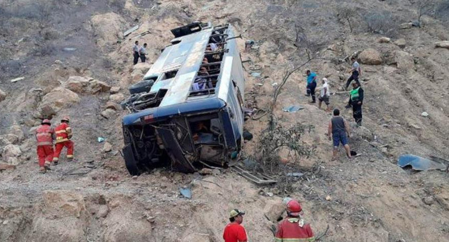 Accidente de autobús en Perú deja 17 pasajeros muertos y 20 heridos