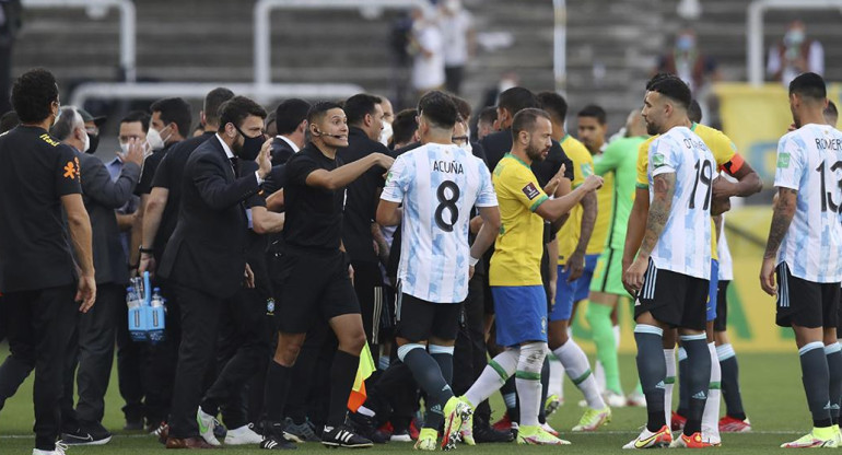 Así suspendieron el partido entre Argentina y Brasil, Reuters