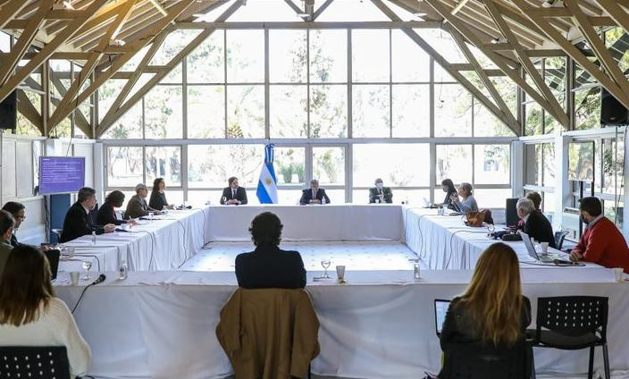 Alberto Fernández junto al Comité de Expertos, foto Presidencia