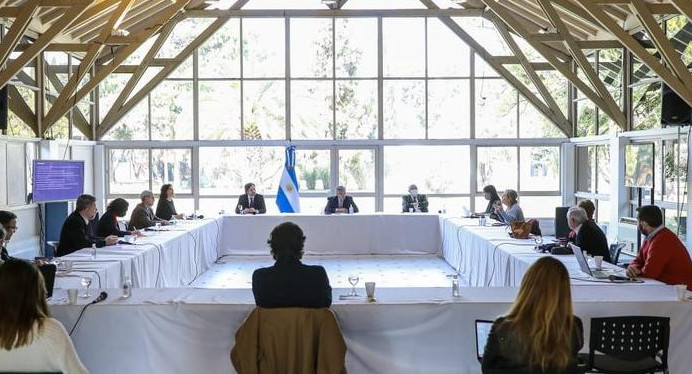 Alberto Fernández junto al Comité de Expertos, foto Presidencia