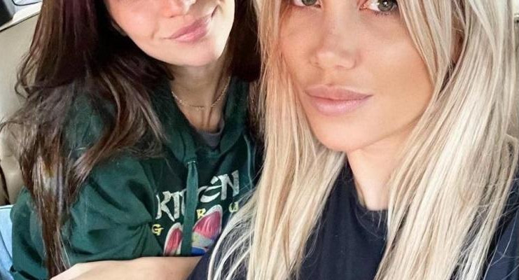 Wanda Nara y Zaira Nara en su lujosa camioneta