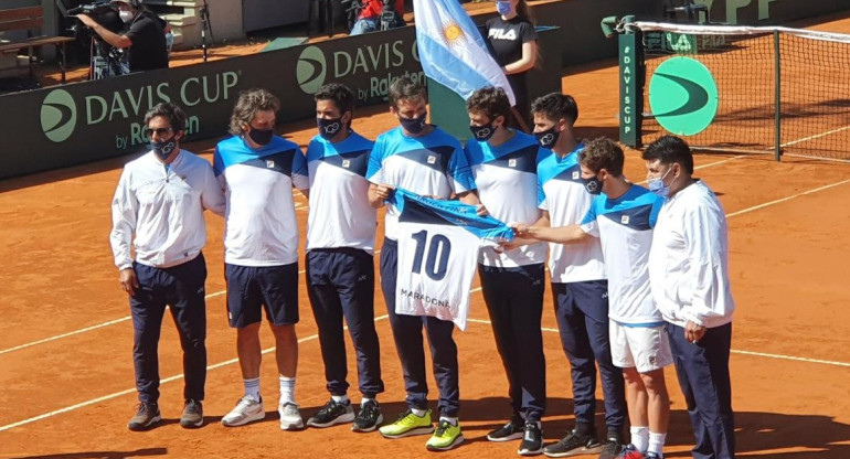 Homenaje del equipo argentino de Copa Davis a Diego Maradona