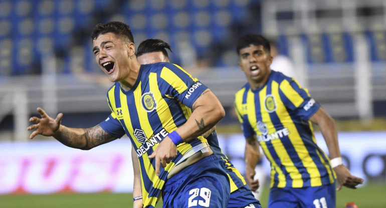 El delantero de Rosario Central Luca Martinez Dupuy festeja el gol de la victoria ante San Lorenzo, NA