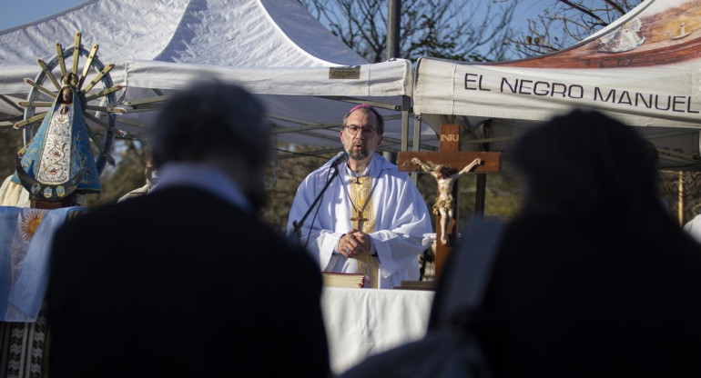 Monseñor Carrara, durante la misa, foto NA