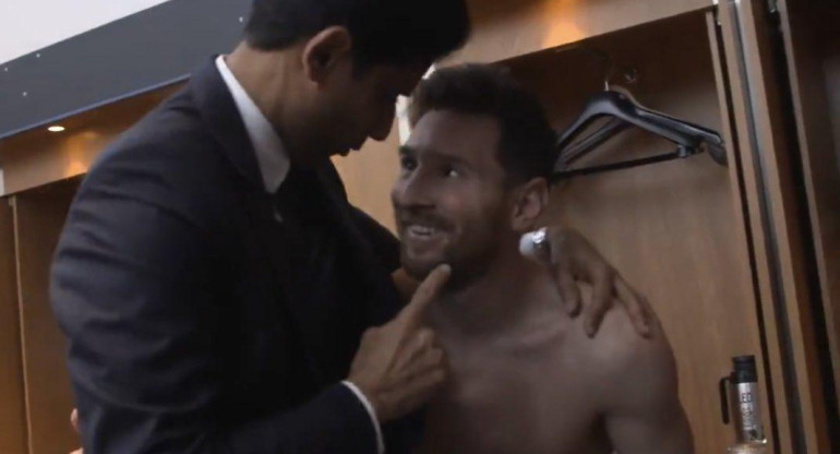 Saludo del presidente del PSG, Nasser Al-Khelaïfi, a Messi tras el gol ante Manchester City