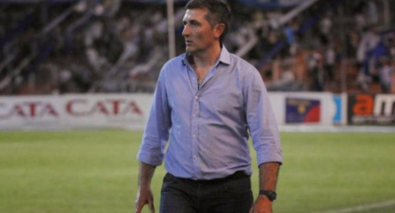 El técnico de Olimpo, Carlos Mayor, NA