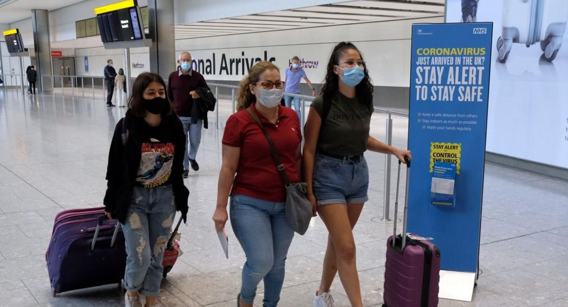 Pasajeros en el aeropuerto del Reino Unido