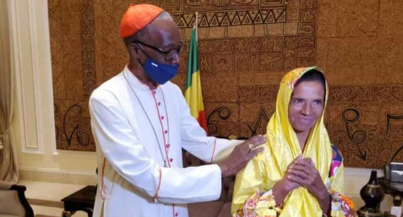 Gloria Cecilia Narváez junto a un religioso de Malí, NA