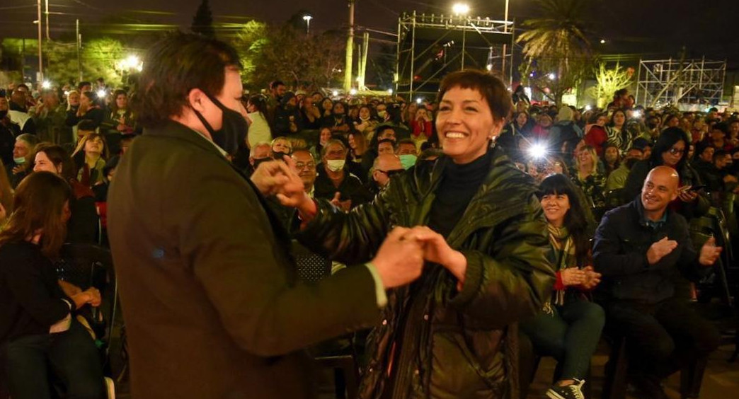 Mayra Mendoza y multitud de vecinos en festejos de Solano