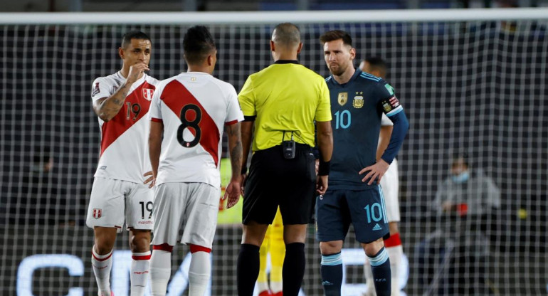 Lionel Messi junto a Wilton Sampaio en Argentina - Perú, AGENCIA EFE