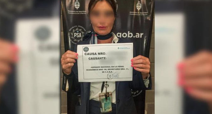 Laura Diana Schulz, azafata detenida por contrabandear oro y dólares a Miami