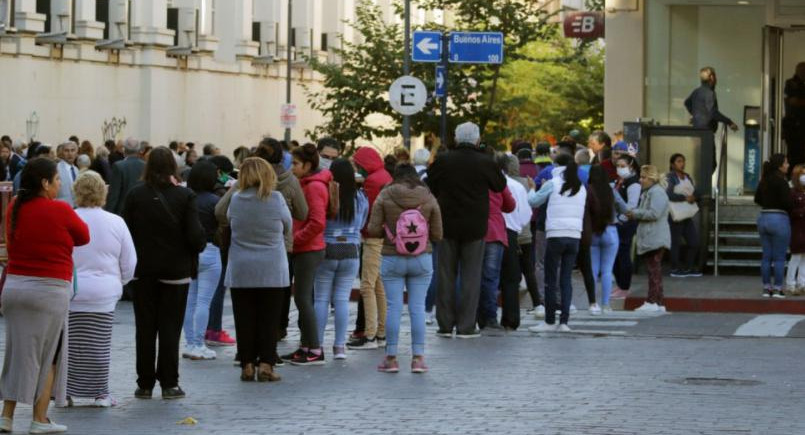 Los beneficiarios de planes sociales se confunden con los jubilados en la cola frente a los bancos, foto NA