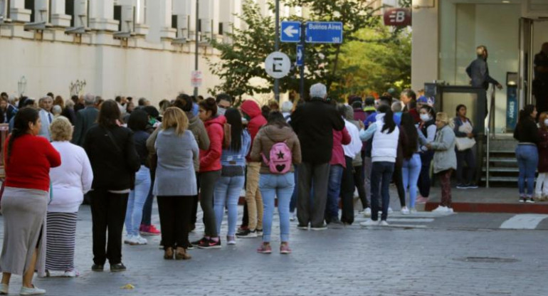 Los beneficiarios de planes sociales se confunden con los jubilados en la cola frente a los bancos, foto NA