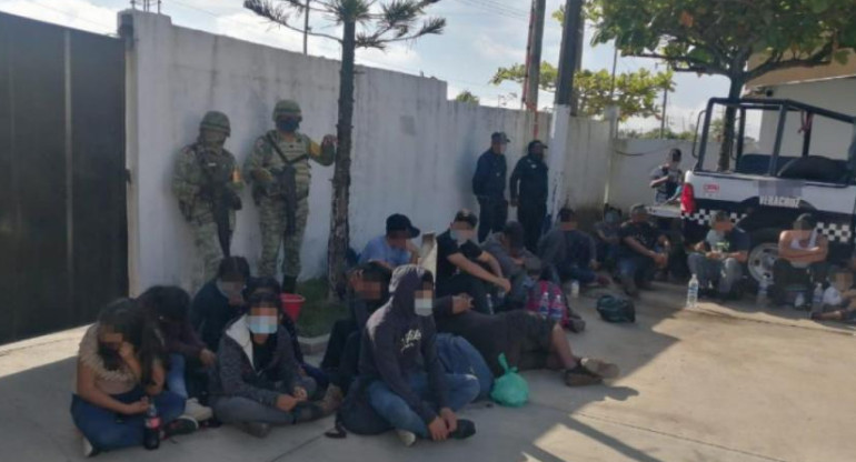 México, migrantes hacinados y sin ventilación en un trailer, foto NA