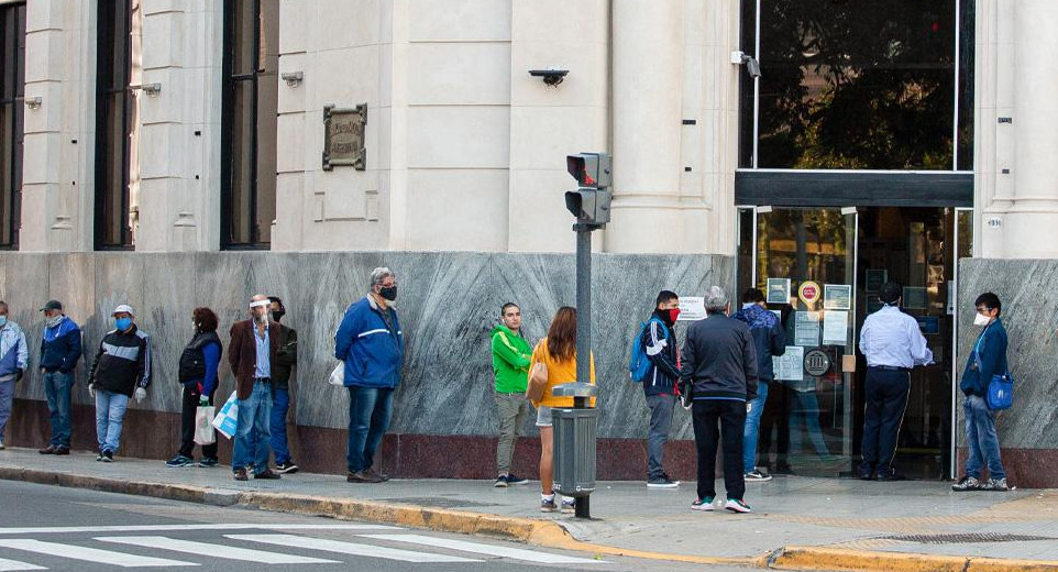 Banco, fila de clientes, atención bancaria, NA