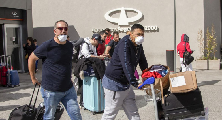 Turistas en el Aeropuerto de Ezeiza, NA.