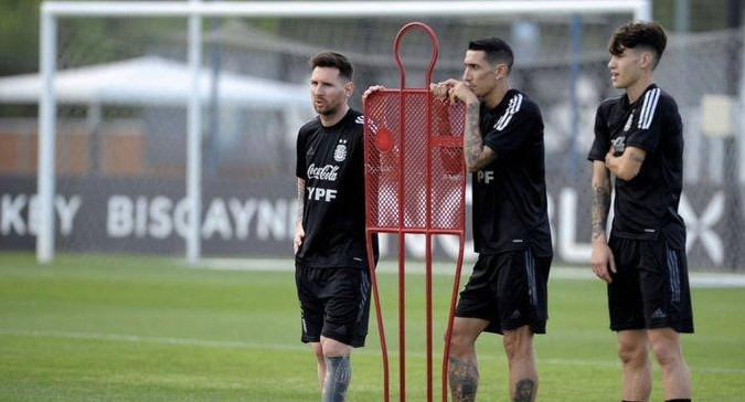 Lionel Messi, Ángel Di María y Matías Soulé en el entrenamiento de la Selección