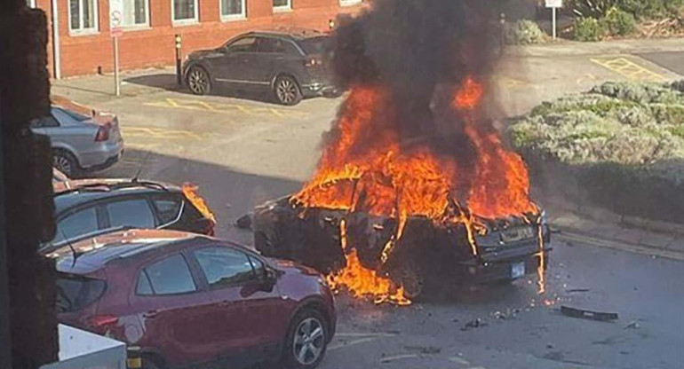 Explosión de un auto frente a un hospital en Liverpool