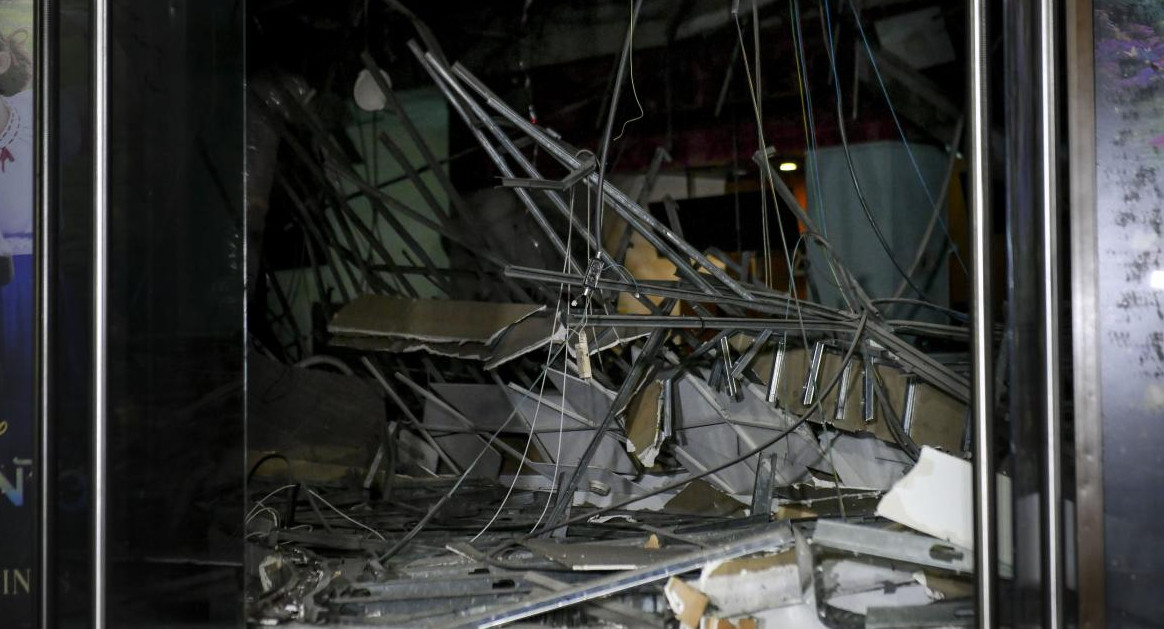 Se derrumbó el techo de la boletería del Cinemark de Palermo, NA