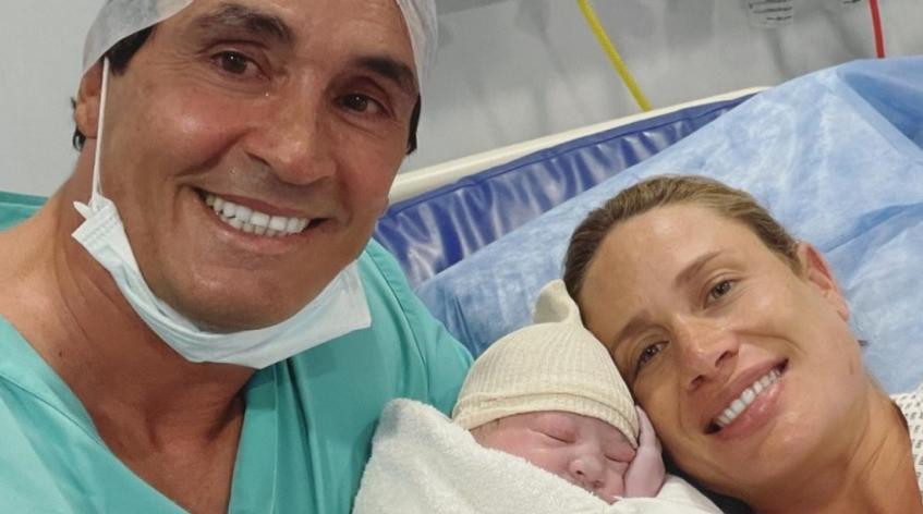 Sebastián Estevanez e Ivana Saccani junto a su hijo Faustino