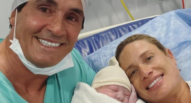 Sebastián Estevanez e Ivana Saccani junto a su hijo Faustino