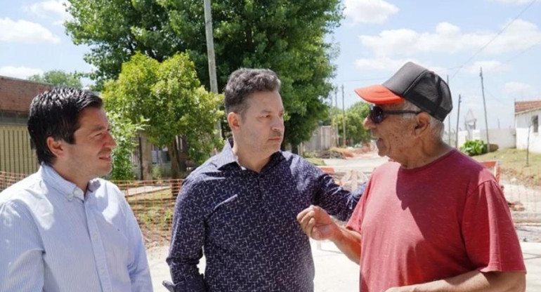 Gustavo Menéndez junto a Leonardo Nardini en la supervisión de obras en Merlo