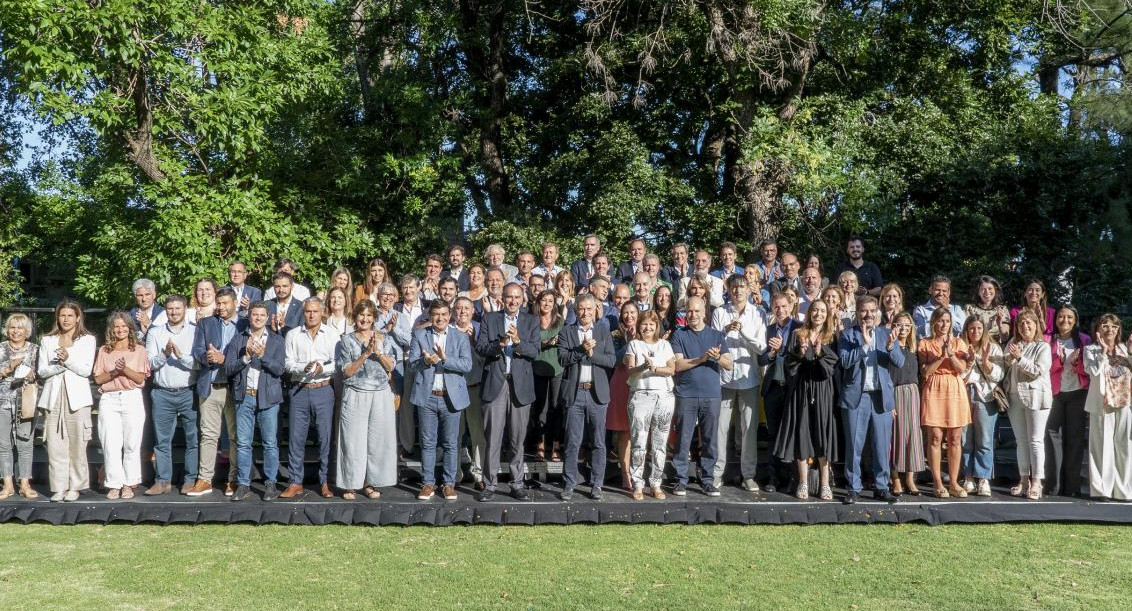 El PRO mostró una foto de unidad con todos sus líderes, en un gesto frente a las tensiones internas de la UCR, NA