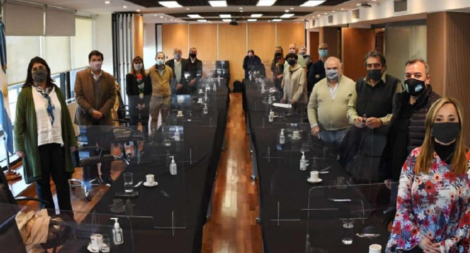 Claudio Moroni, y representantes de los gremios estatales UPCN y ATE en una reunión en agosto pasado. (Foto: Ministerio de Trabajo).