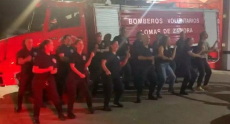 Los Bomberos Voluntarios de Lomas de Zamora aceptaron el reto y la rompieron, foto NA