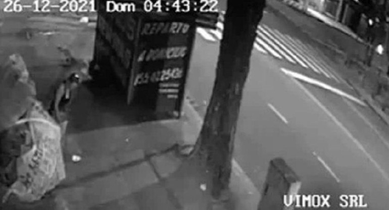 Captura de video de mujer prendiendo fuego a un indigente en Pompeya