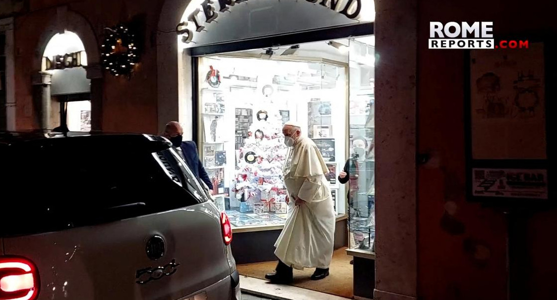 Papa Francisco en una disquería de Roma, REUTERS