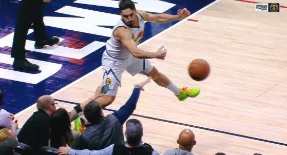 Facundo Campazzo se tiró contra los plateistas para salvar una pelota en Denver Nuggets