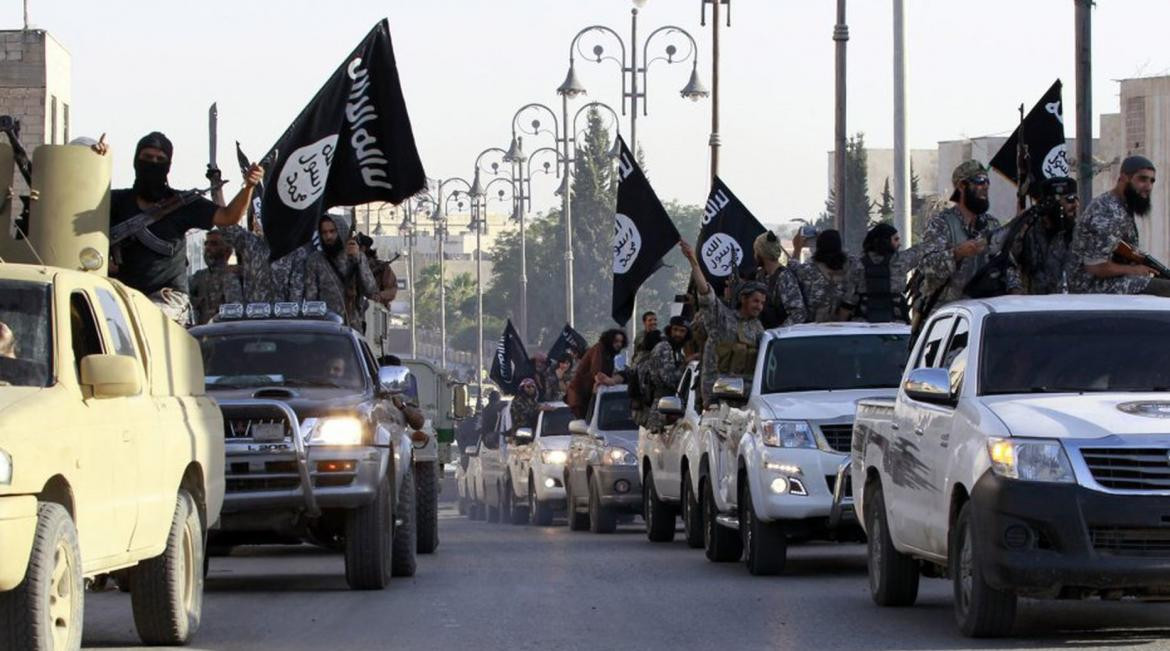 Desfile de combatientes del ISIS en Raqa (Siria) tras la proclamación del califato, a principios del verano de 2014. Foto: gentileza El País