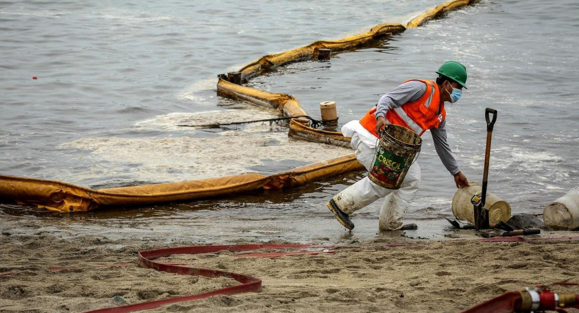 Derrame de petróleo en mar de Perú. EFE.