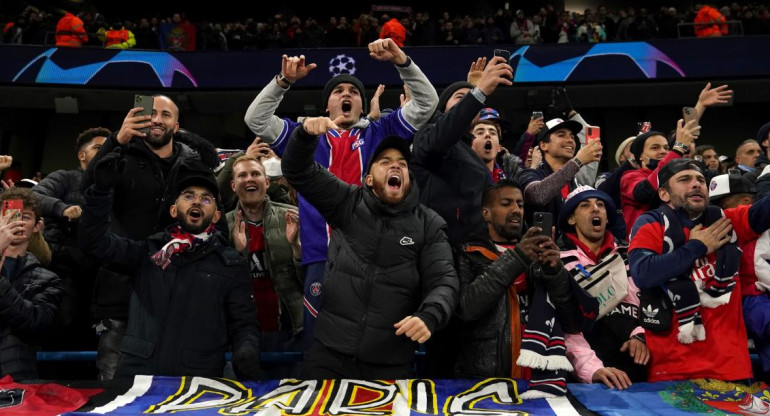 Hinchas del PSG de Francia. Reuters