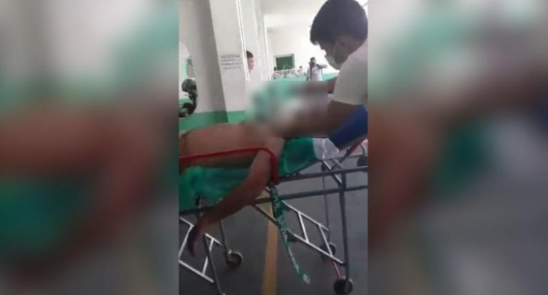 Dramático momento en el que ingresan a un hombre intoxicado, captura video