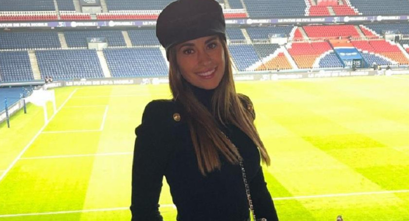 Antonela Roccuzzo posó en el campo del PSG