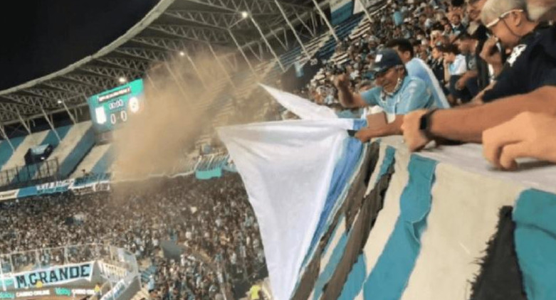 Viral: tiraron cenizas de un hincha en la tribuna de Racing y cayeron sobre el público	