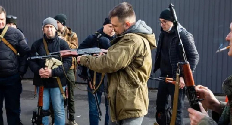 Conflicto entre Rusia y Ucrania, reparten armas en las calles, foto NA