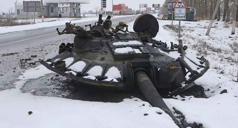 Conflicto entre Rusia y Ucrania, ataque a Kiev, tanque destruido, Reuters	