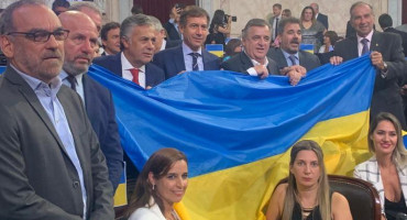 Juntos por el Cambio llenó el Congreso de banderas de Ucrania para cuestionar la postura del Gobierno, NA