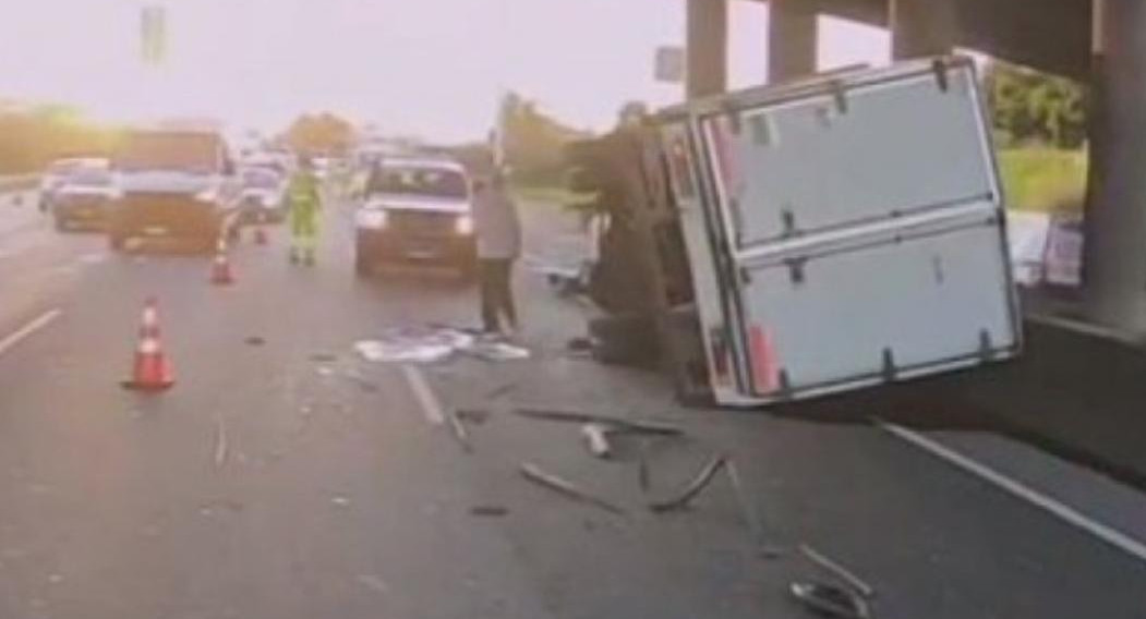 Camión volcado en Acceso Oeste, NA