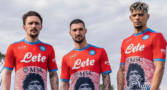 Nueva camiseta de Napoli en homenaje a Maradona