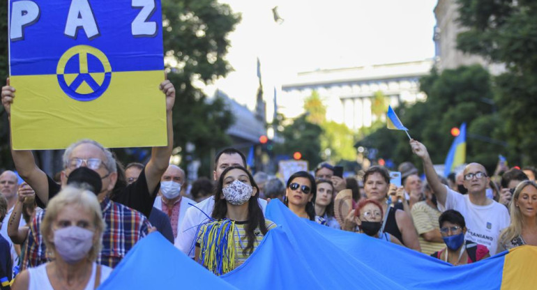 Multitudinaria marcha en apoyo a Ucrania en el centro porteño