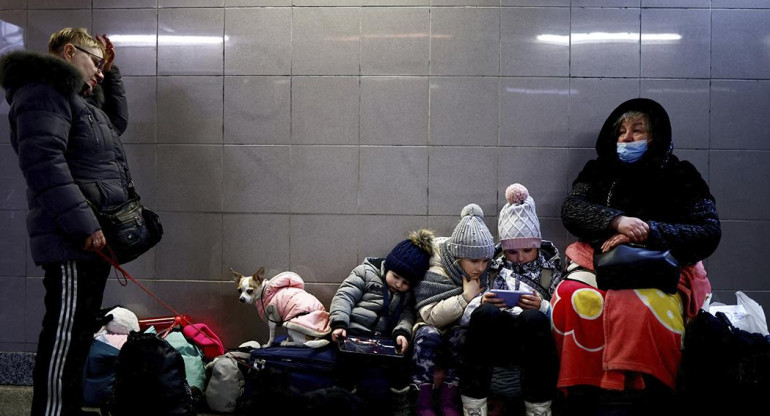 Refugiados en estación de subte de Ucrania