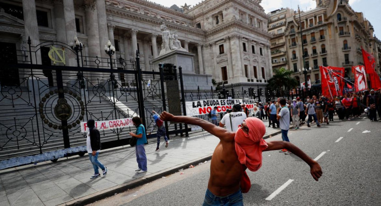 Incidentes frente al Congreso durante debate por acuerdo con el FMI, REUTERS