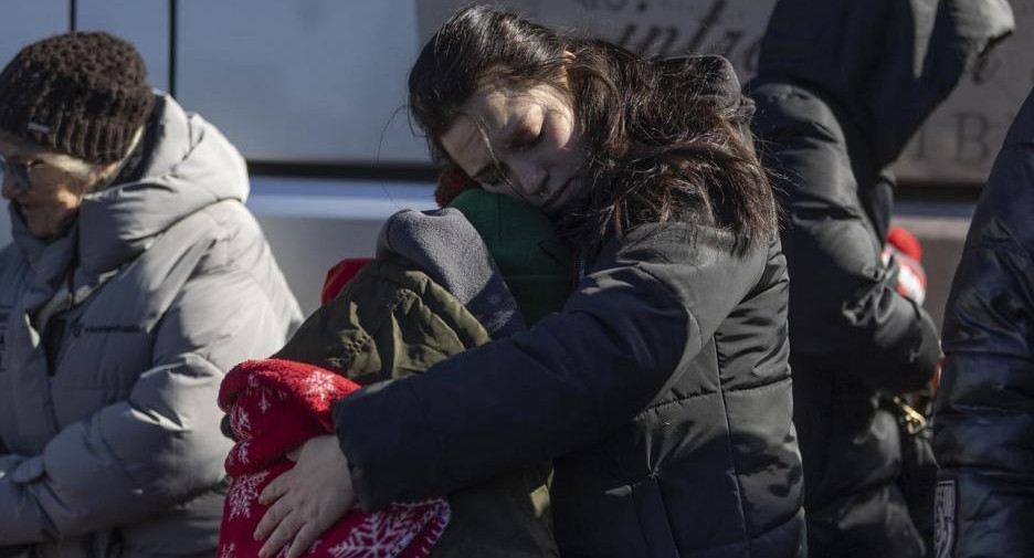 Grupos de refugiados continúan llegando al campo de Medyka, Polonia. EFE