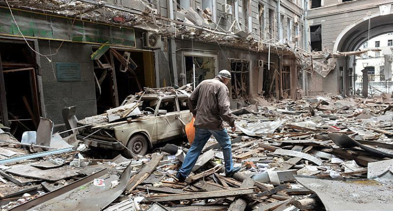 Edificios dañados tras un bombardeo en Járkov