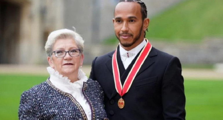 Lewis Hamilton junto a su madre